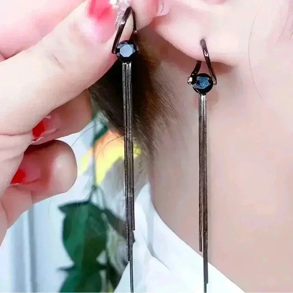 Elegant Black Dangle Earrings - Picture 1 of 4